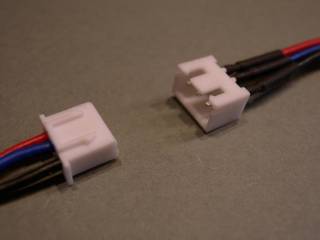 Vorderseite JST-XH 2S Buchse(links) und Stecker(rechts)