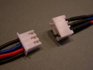 Rückseite JST-XH 2S Buchse(links) und Stecker(rechts)