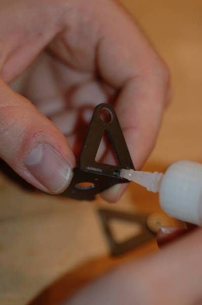 Mit Sekundenkleber die Seitenteile sichern Mit Sekundenkleber die Seitenteile sichern