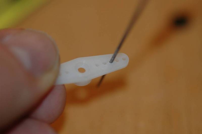 Die Löcher des Servohorns aufbohren die am nächsten zu den in der Grundplatte... Die Löcher des Servohorns aufbohren die am nächsten zu den in der Grundplatte...