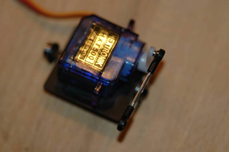 Gestänge an einem Servo montieren und das Servo auf die Platte, die die... Gestänge an einem Servo montieren und das Servo auf die Platte, die die...